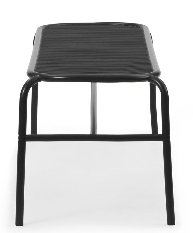 Normann Copenhagen Vig Bank für den Außenbereich, schwarzes Metallgestell und gerippte Sitzfläche, Frontansicht.