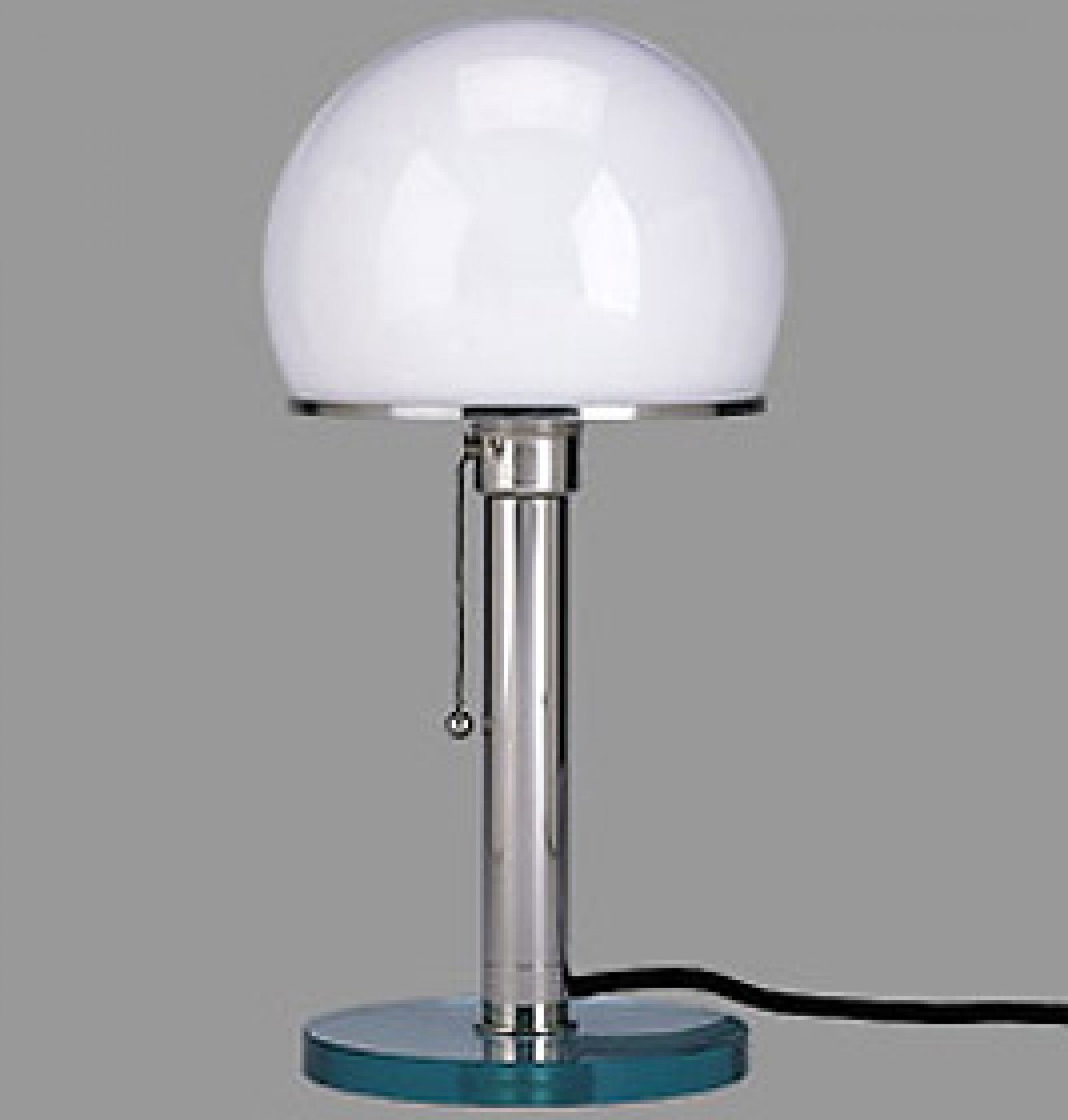 WG 25 GL Wagenfeld Tischleuchte von Tecnolumen: Klassische Bauhaus Tischlampe mit opalweißem Glasschirm und Metallfuß.