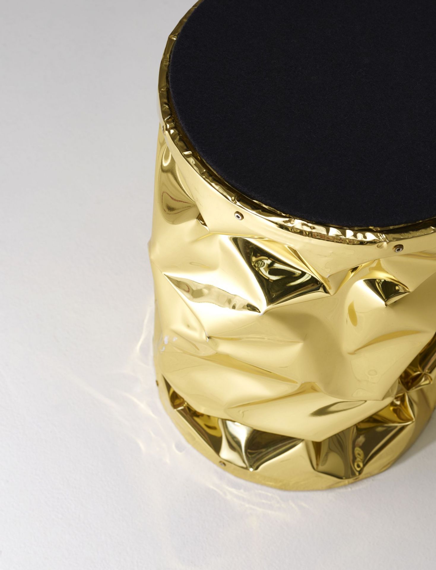 Goldener Big Tab.u Hocker von Opinion Ciatti mit schwarzer Sitzfläche, modernes Möbeldesign für Wohnzimmer.