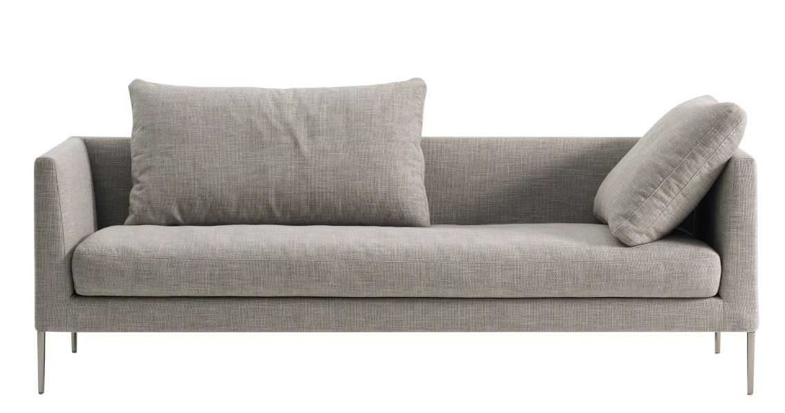 Graues Pilotis Sofa von Cor ohne Rückenkissen mit zwei losen Kissen.
