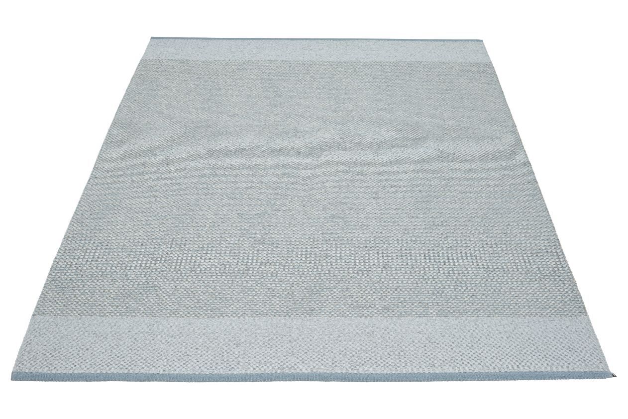 Pappelina Teppich Edit, 140x200 cm, hellblau, gewebt. Moderner Teppich für Wohnzimmer und Schlafzimmer.