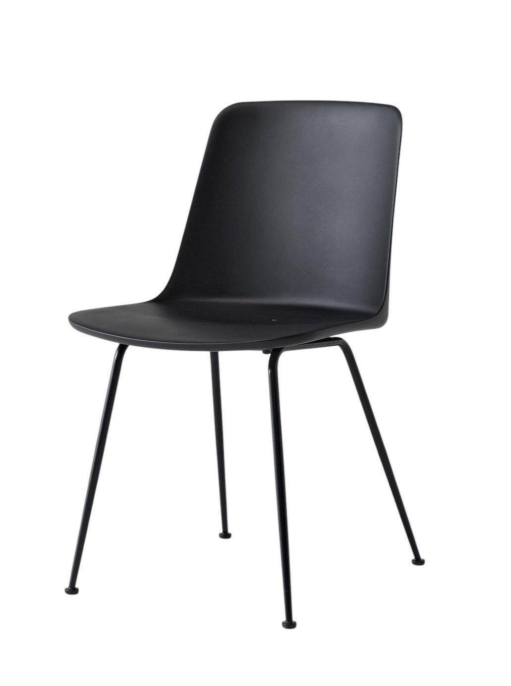 Schwarzer Rely HW70 Outdoor Stuhl von AndTradition mit schlanken, schwarzen Metallbeinen.