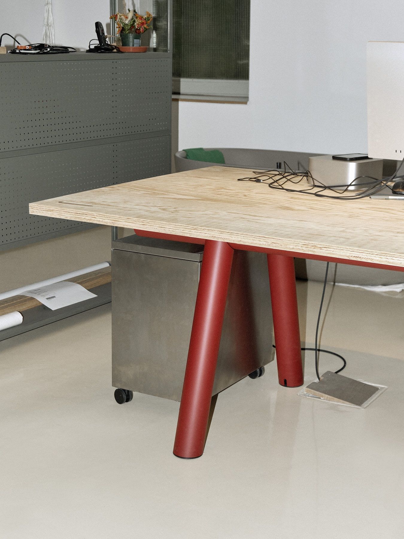 Detailansicht des Hay Boa Table mit Holzplatte und roten, zylindrischen Beinen. Moderner Schreibtisch für Büro und Homeoffice.