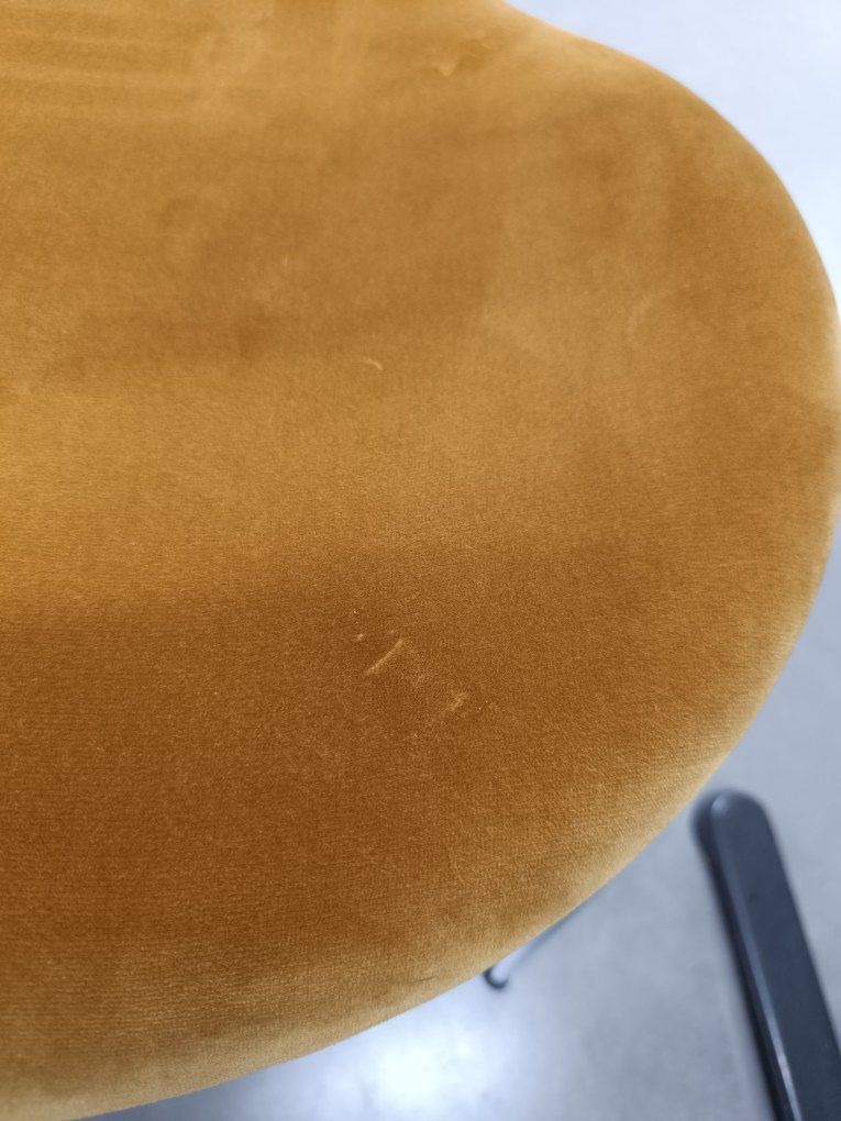 Detailaufnahme: Sitzfläche des Series 7 Stuhls in Samt Ochre.