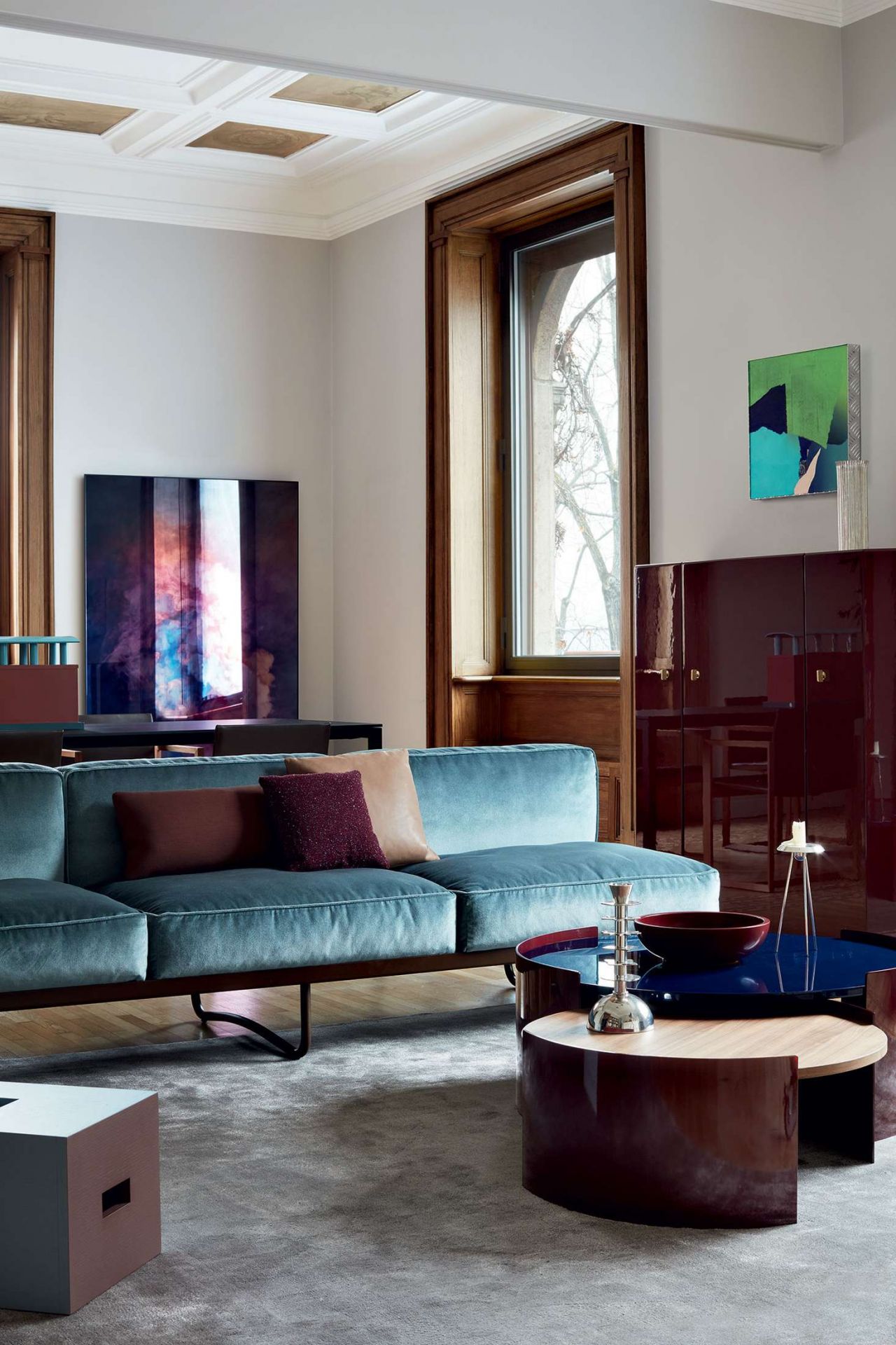 LC5 Canapé Sofa von Cassina: Elegantes, blaues Ledersofa mit Kissen in stilvollem Wohnzimmer.