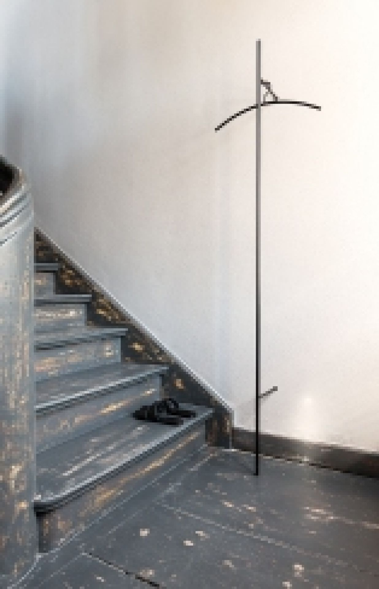 Schwarze Sketch Wandgarderobe von Schönbuch neben Treppe. Moderne Garderobe für Flur und Eingangsbereich.