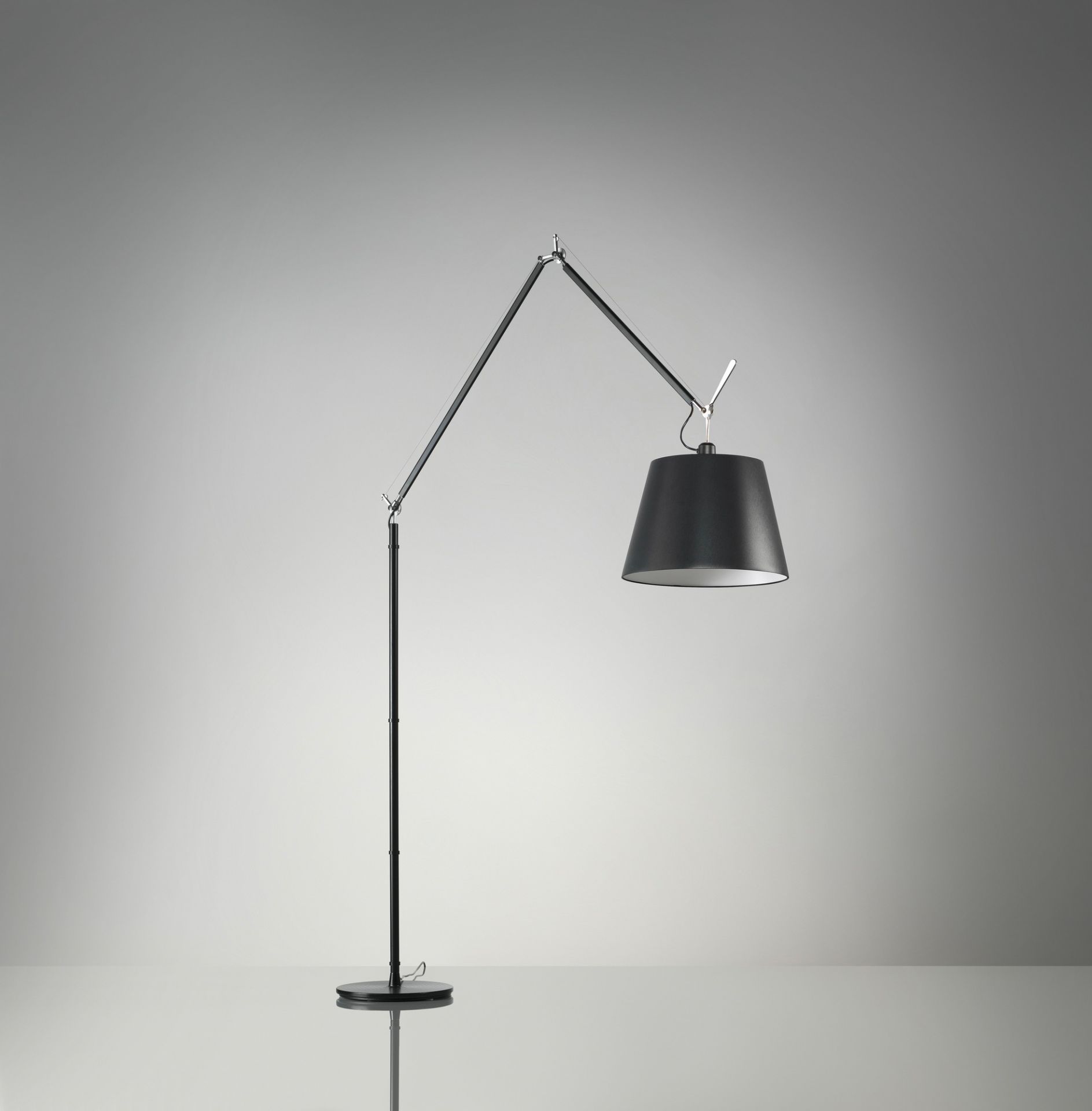 Artemide Tolomeo Stehleuchte mit schwarzem Lampenschirm, verstellbarem Arm und rundem Fuß für Wohnzimmer.