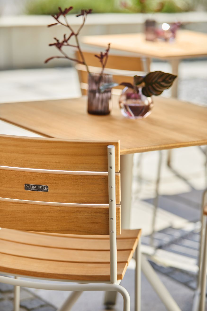 Weishäupl Teak Klapptisch mit Edelstahlgestell und passendem Stuhl für Balkon oder Terrasse.