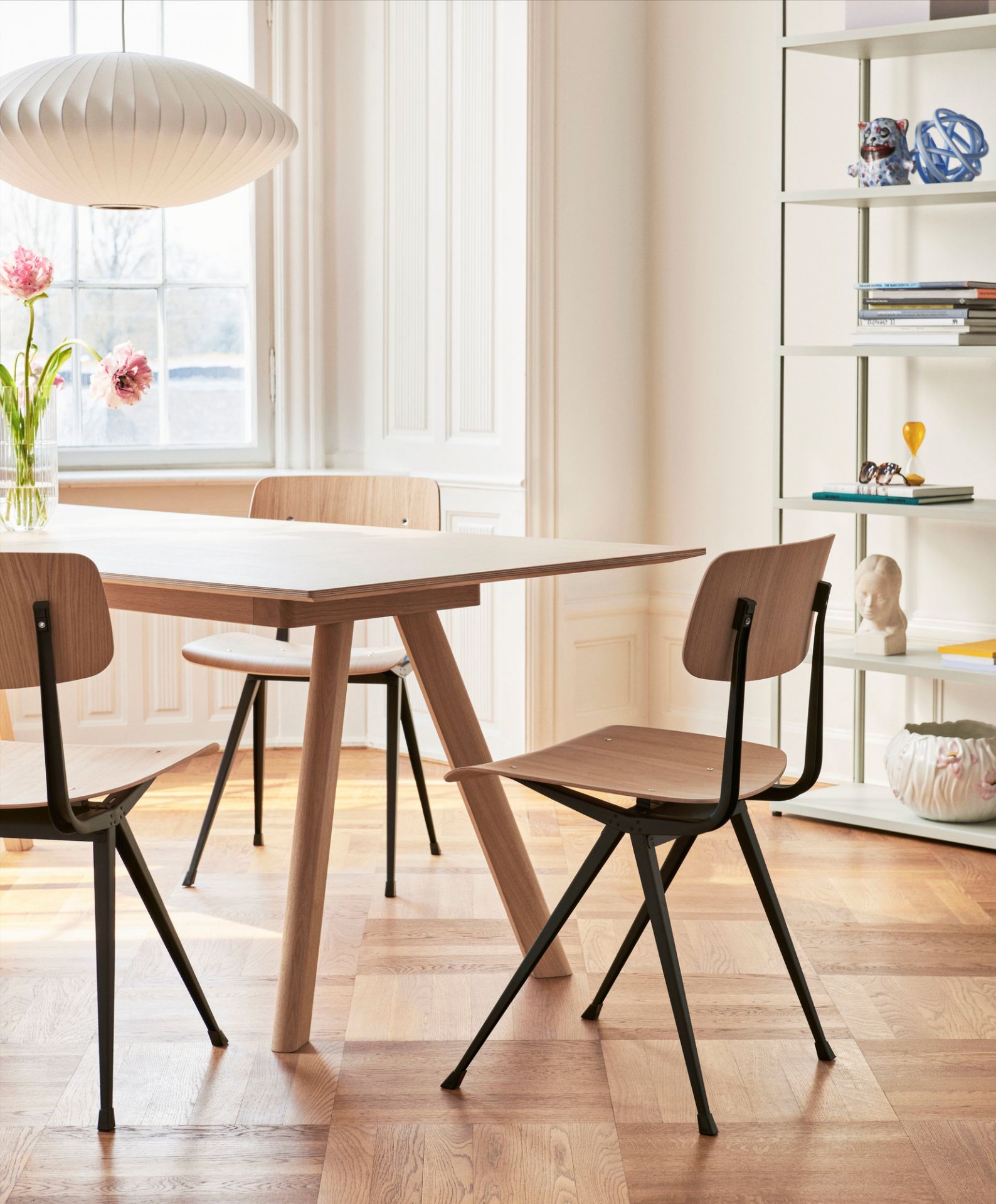 Esszimmer mit Hay Stühlen und Nelson Saucer Bubble Pendant Pendelleuchte für stilvolle Beleuchtung.