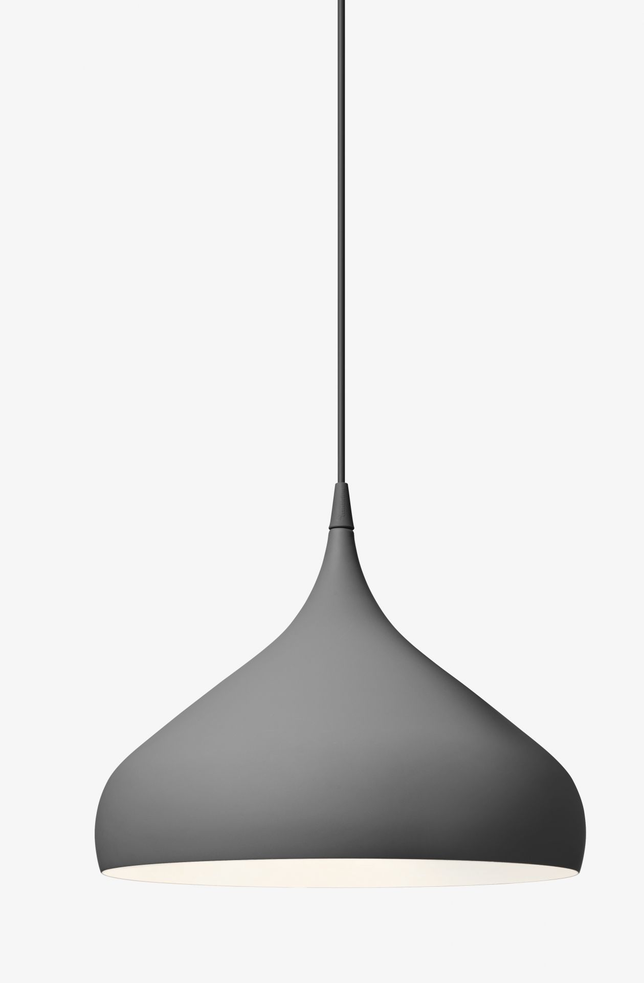 Graue AndTradition Spinning BH2 Pendelleuchte mit Kegelform und warmem Lichtschein. Moderne Hängelampe für Wohnräume.