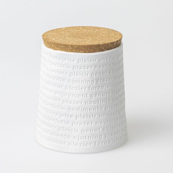 Raumpoesie Vorratsdose mit Korkdeckel: Weiße Dose mit dem Wort "Genuss" in verschiedenen Sprachen.