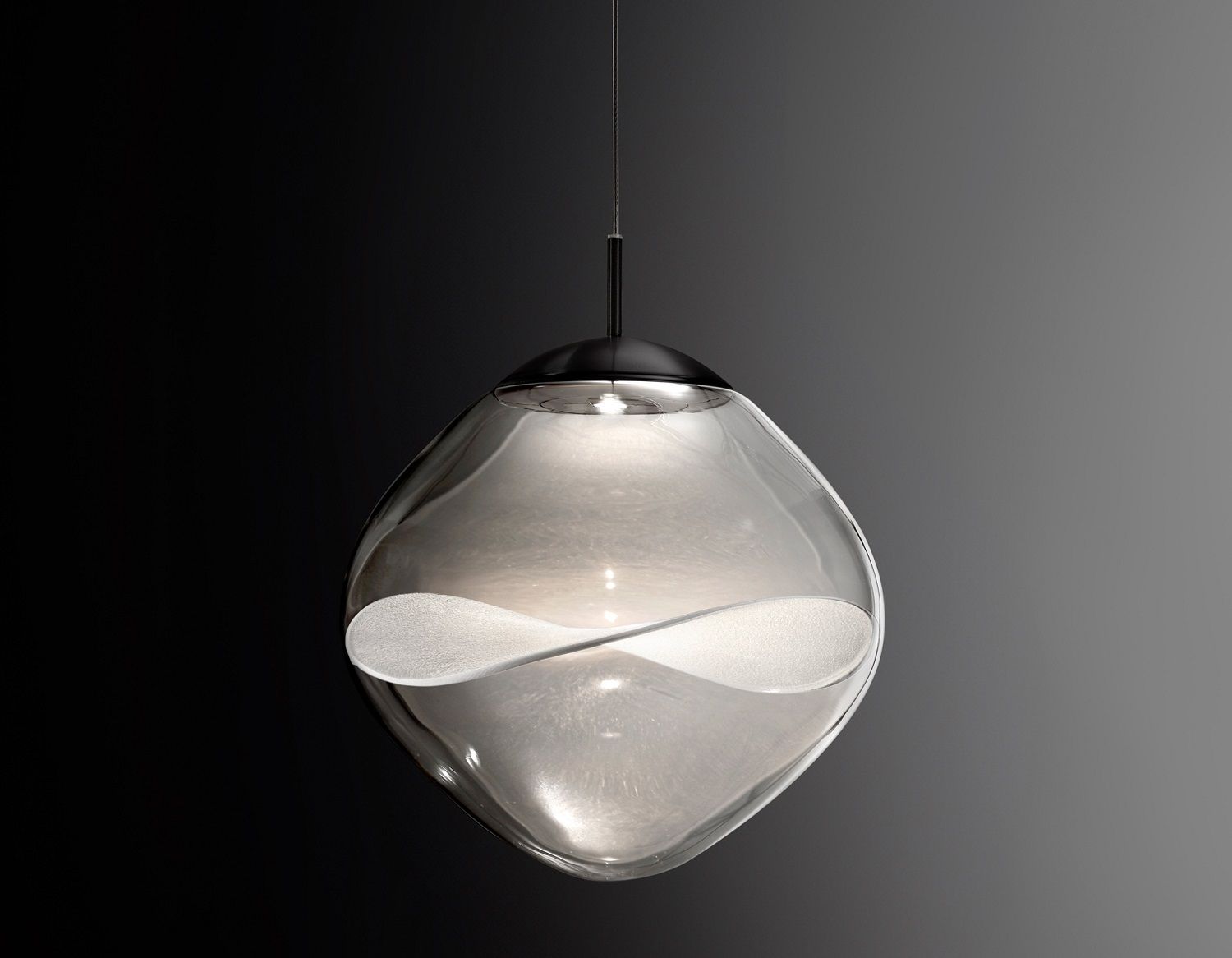 Aether Pendelleuchte: Moderne Hängelampe mit transparentem Glasschirm und weißem Innenelement für stilvolle Beleuchtung.