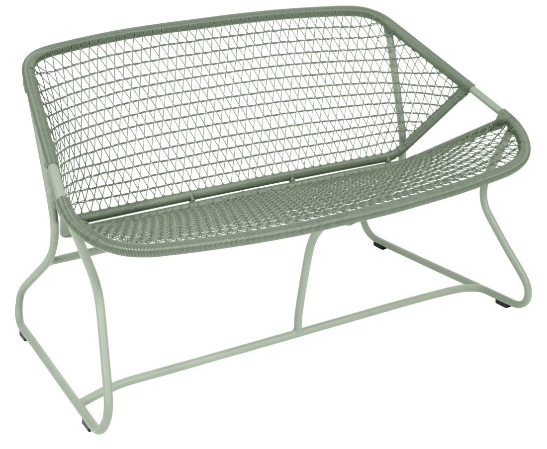 Grüne Sixties Outdoor Bank von Fermob mit filigranem Drahtgeflecht für Garten und Terrasse.