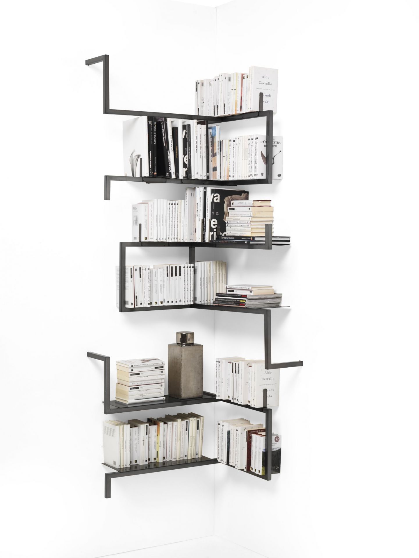 Schwarzes Antologia Regalbrett von Mogg an einer weißen Ecke mit Büchern und Dekoration. Design Wandregal.