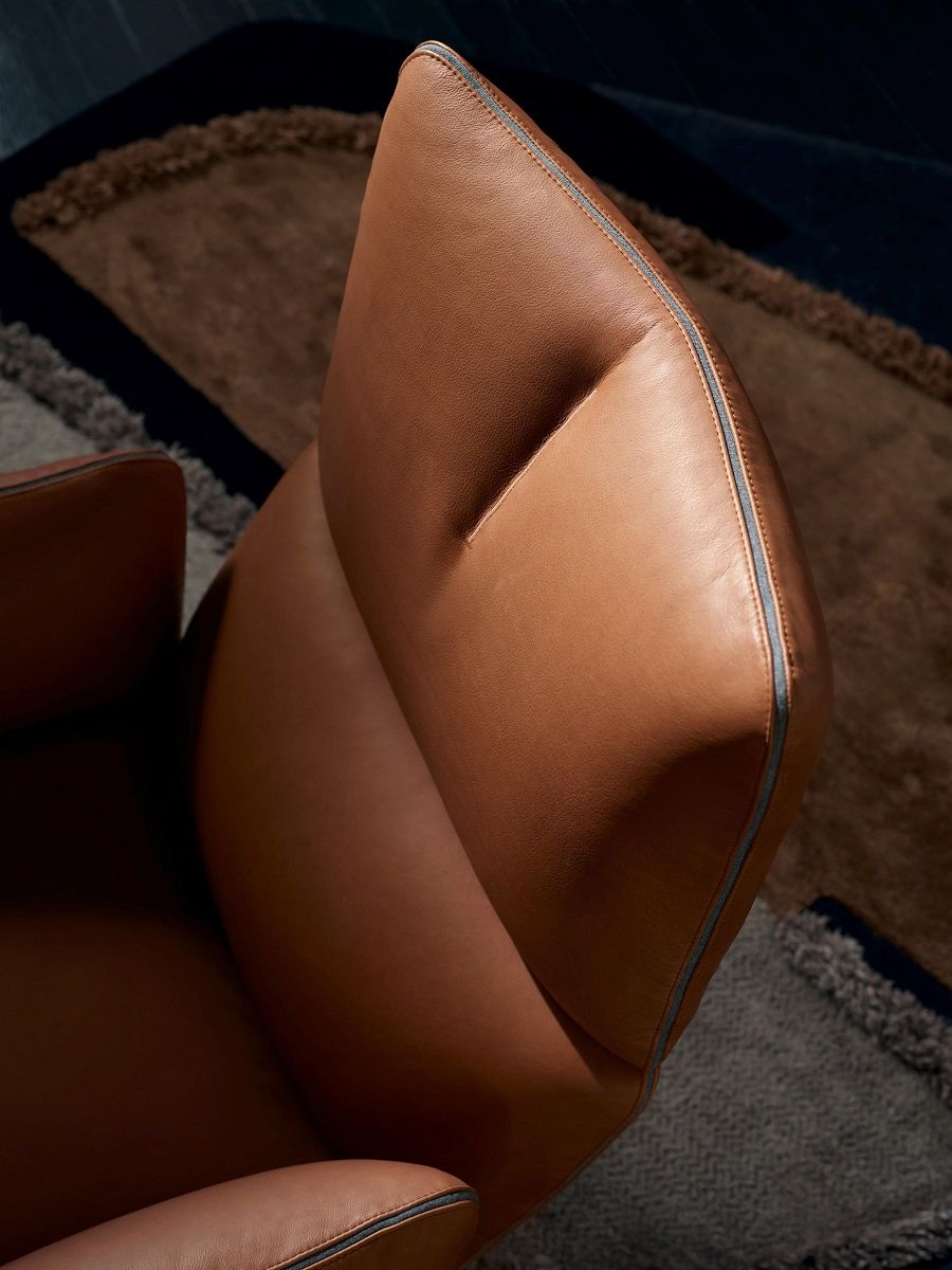 Detailaufnahme: Brauner Jalis Lounge Sessel mit Lederbezug und Kippmechanik. Hochwertiger Drehsessel für Wohnzimmer.