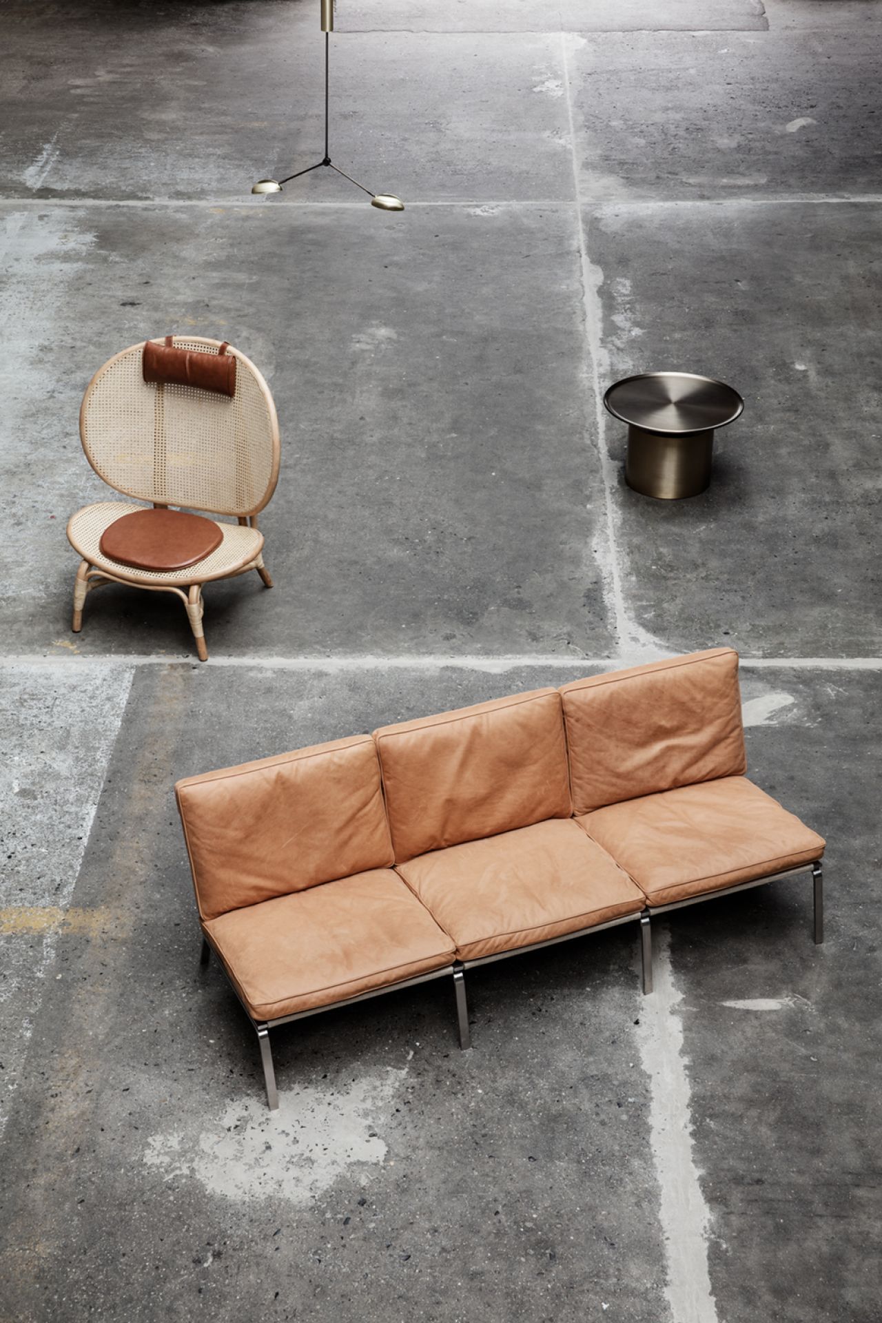 Nomad Chair Cognac, Ledersofa und Beistelltisch in modernem Interieur, Möbeldesign von NORR11.