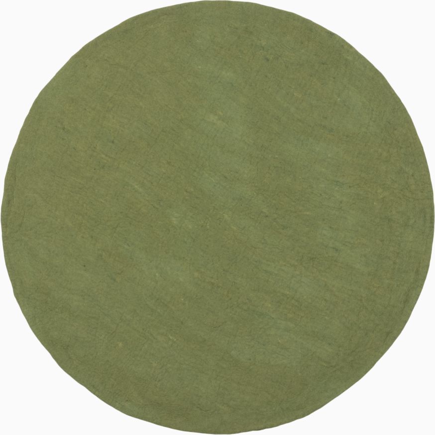 Grüner, runder Filzteppich (Ø 160 cm) von myfelt, ideal für Wohnzimmer und Schlafzimmer.