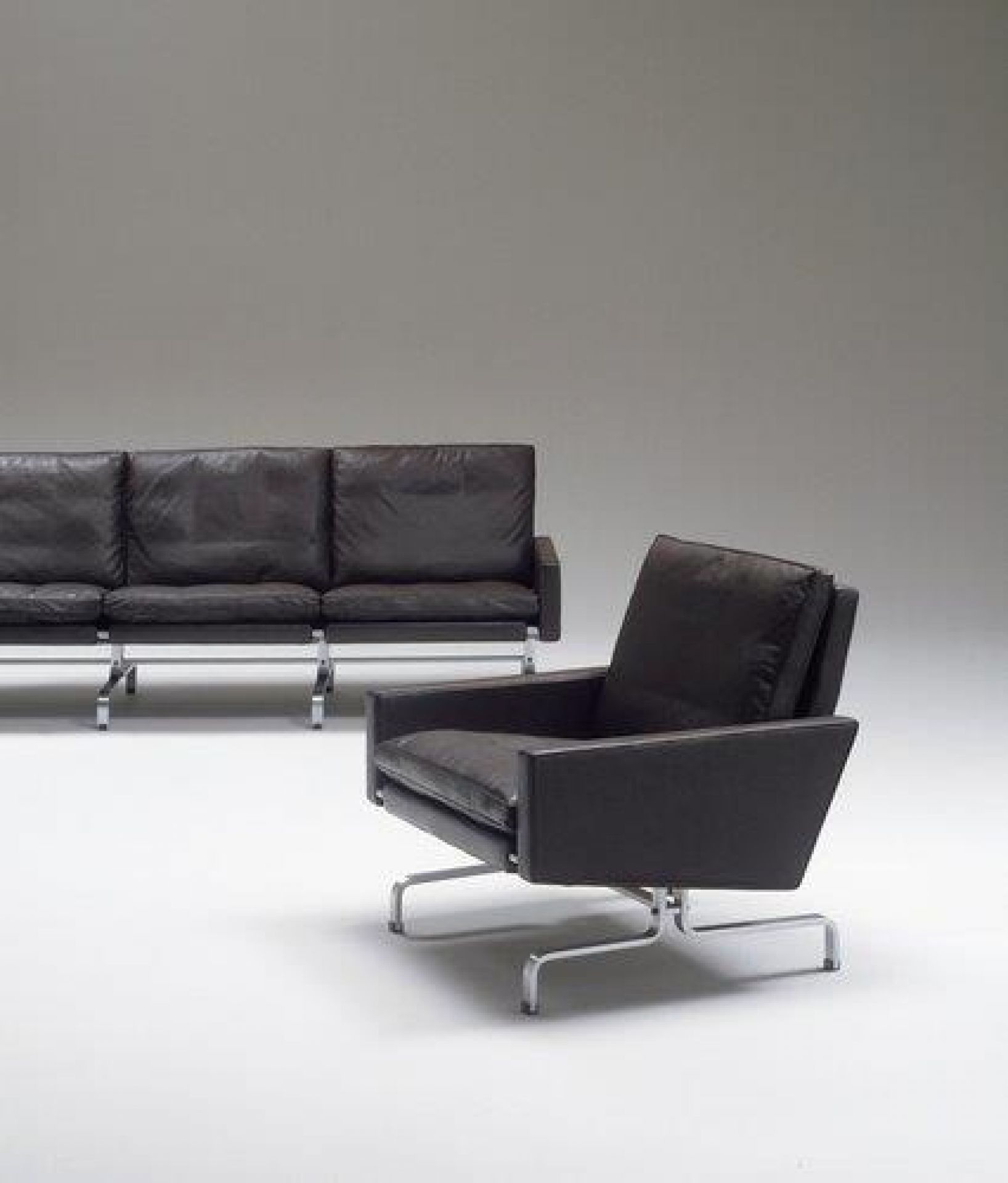 Schwarzes PK31 Ledersofa und Sessel von Fritz Hansen mit Stahlgestell im minimalistischen Design.