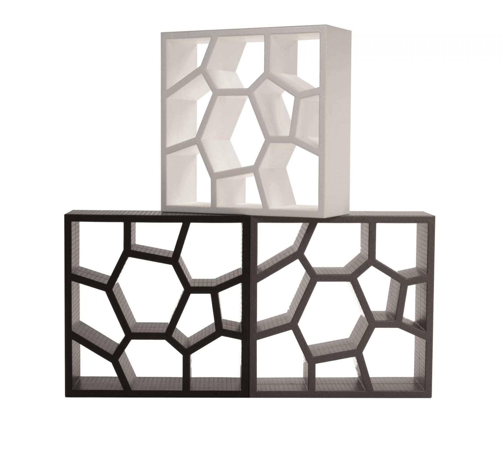 Opus Incertum Regal von Casamania Horm, modernes Designregal in Schwarz und Weiß.