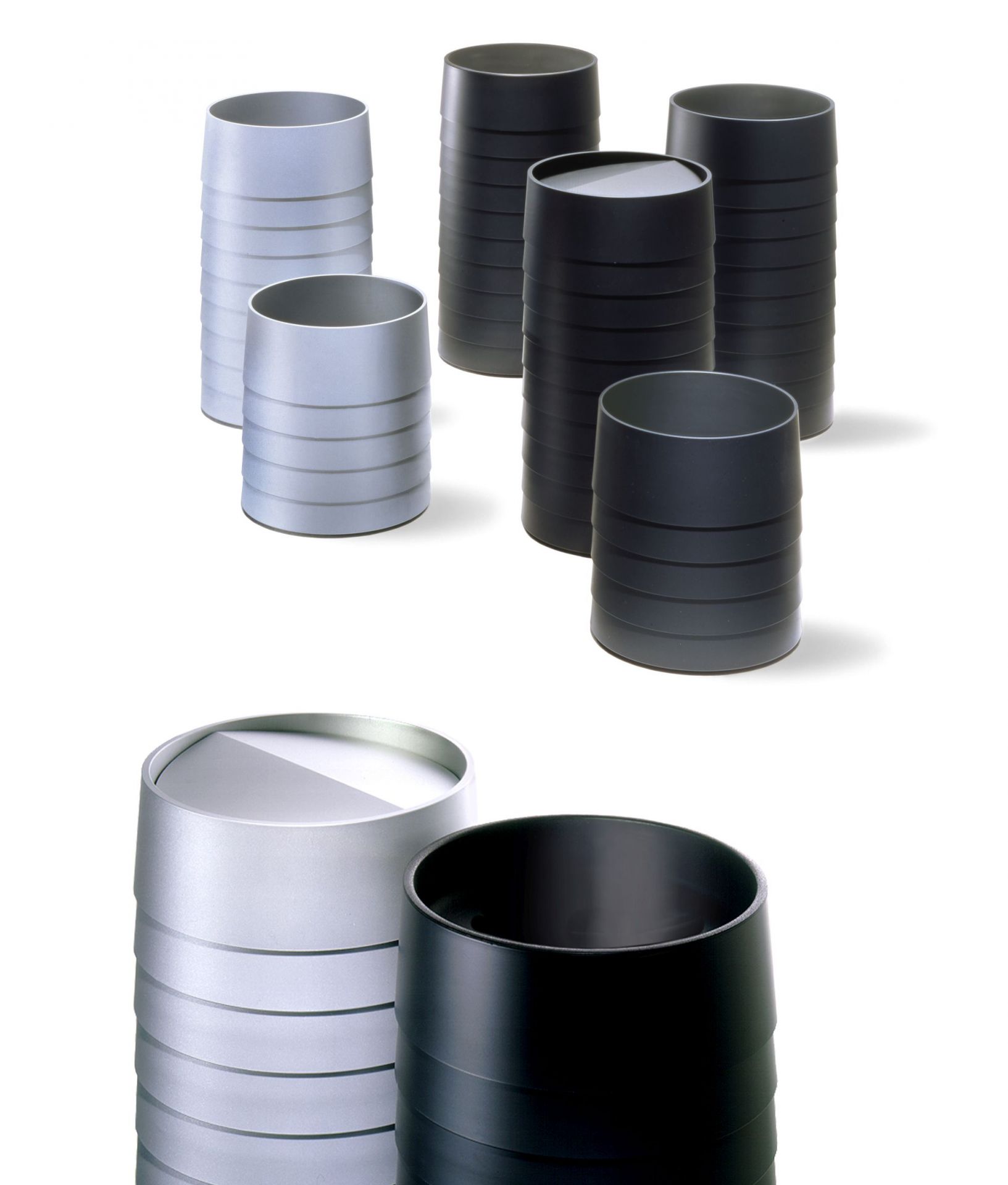 Silberne und schwarze Rexite Papierkörbe/Schirmständer mit gerippter Oberfläche, modernes Design für Büro und Zuhause.