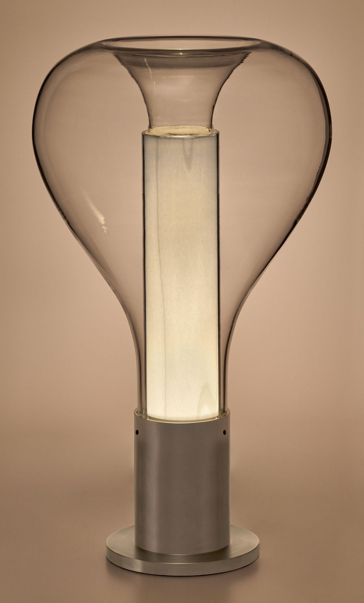 Eris Tischleuchte von LZF Lamps mit Aluminiumsockel und elfenbeinweißem Lampenschirm. Moderne Innenbeleuchtung.