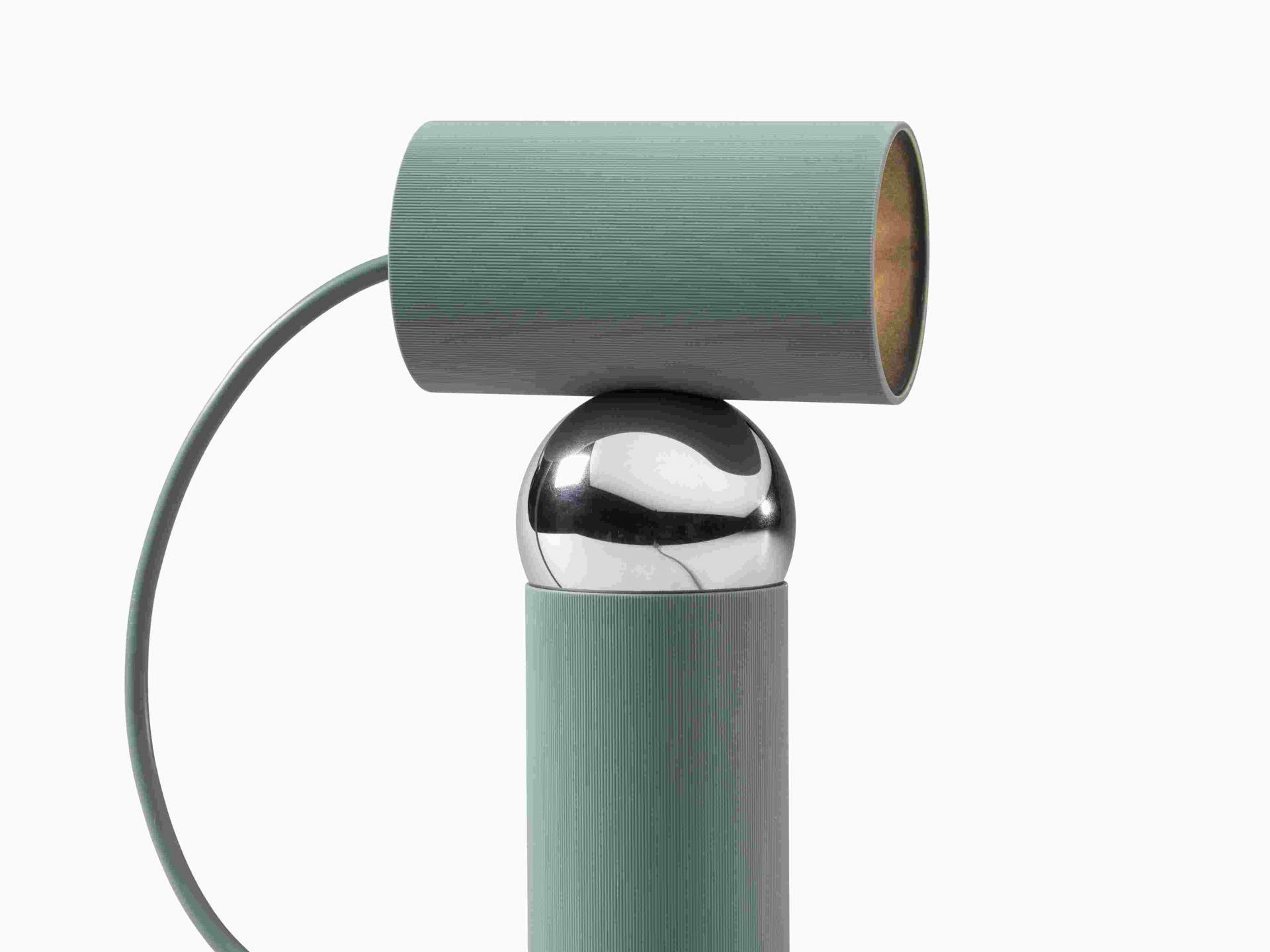 Bilboquet Tischleuchte Flos in Salbei: Moderne Nachttischlampe mit Kugelgelenk und zylindrischem Lampenschirm.