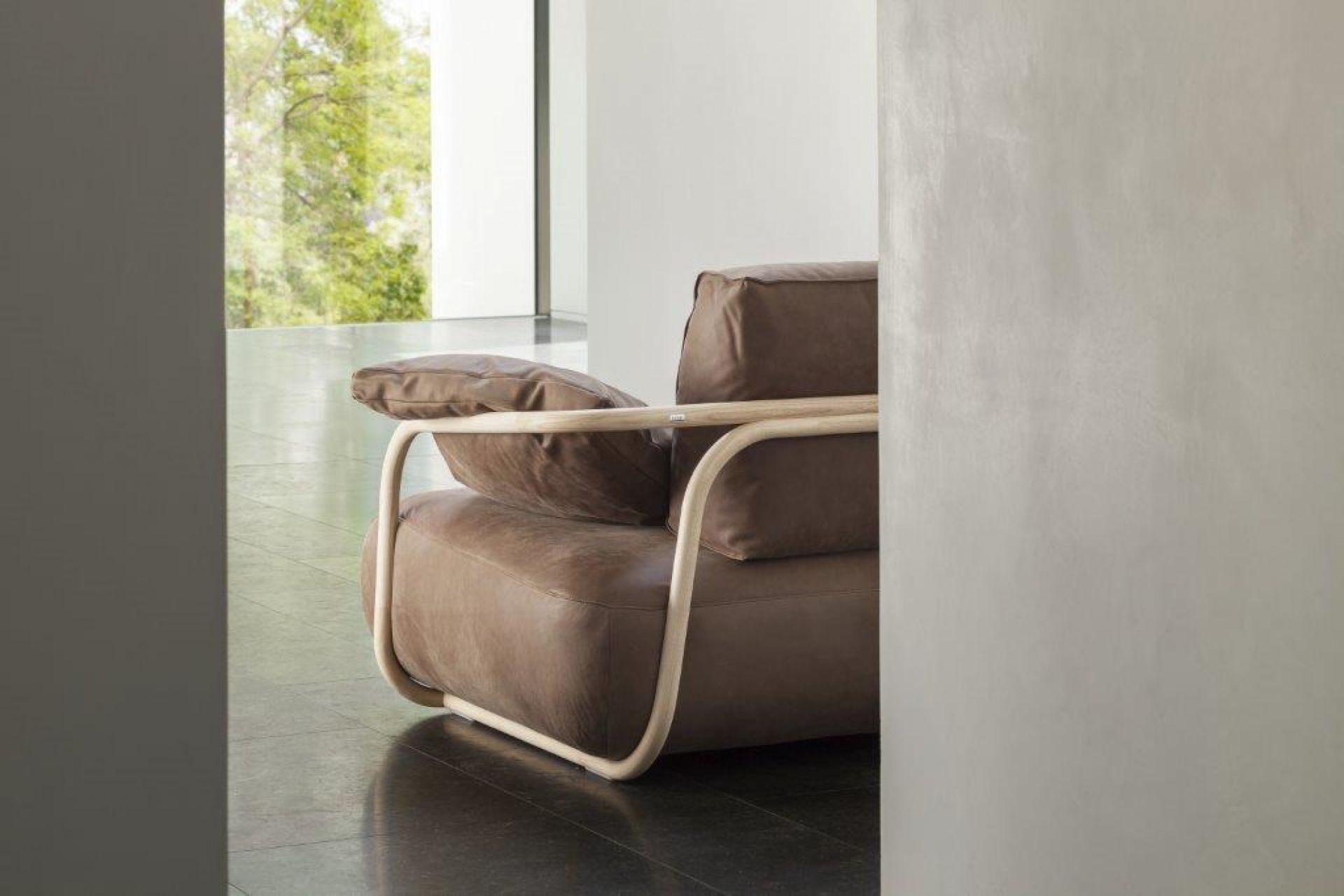 Detailaufnahme des 2002 Bugholz-Sofas von Thonet: Braunes Leder, helles Holzgestell, modernes Design.