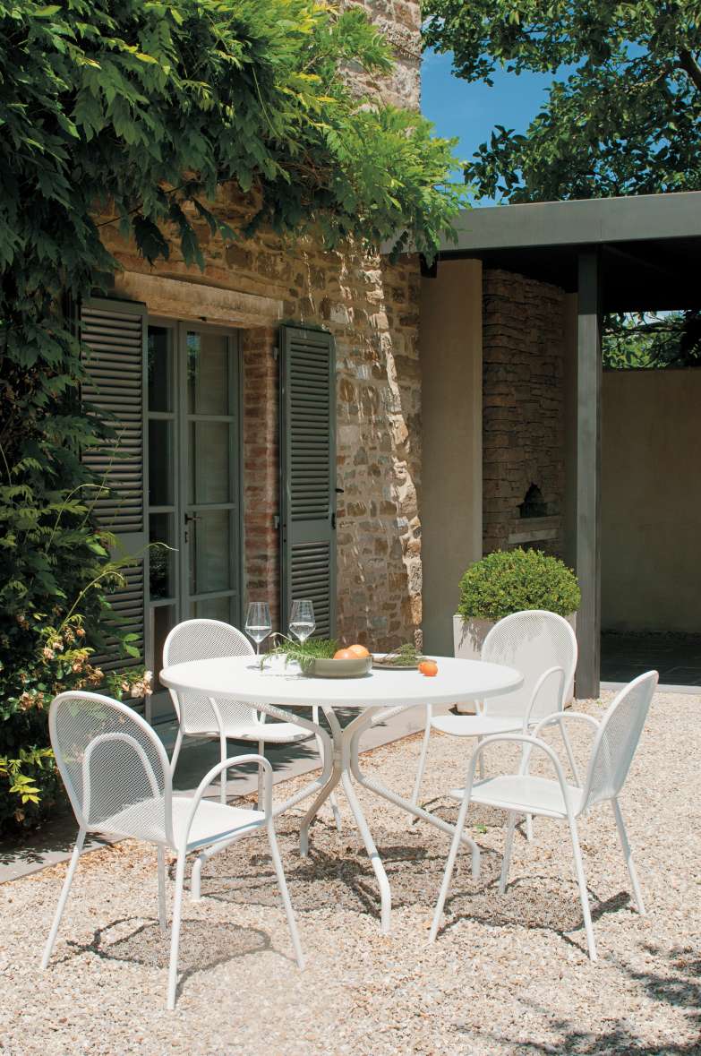 Weißer Cambi Tisch von Emu mit Stühlen im Garten, runder Outdoor Tisch für Terrasse und Balkon.
