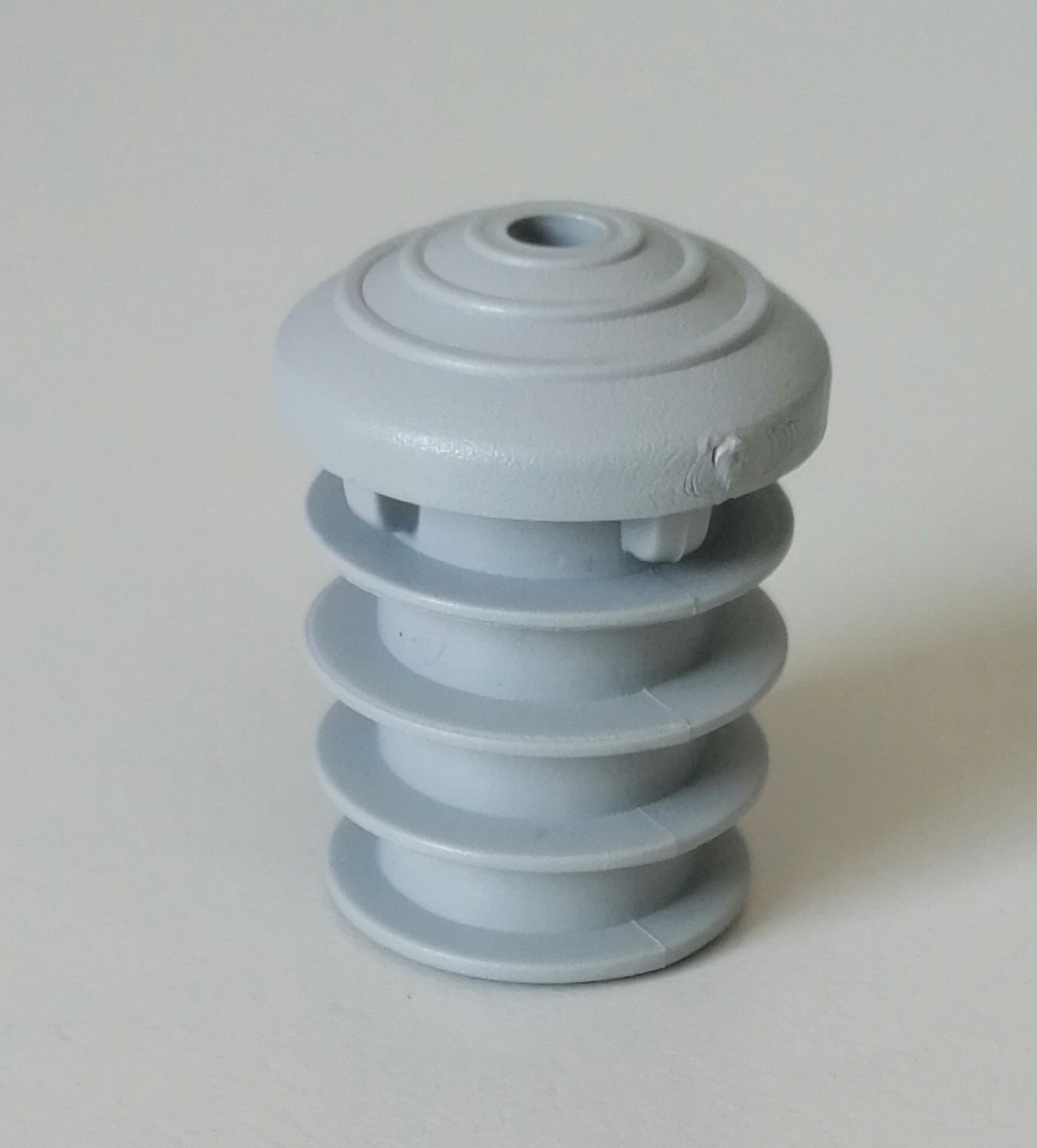 Grauer Breeze Kunststoffgleiter von Segis für Möbel, Stühle und Tische. Bodengleiter zum Schutz.