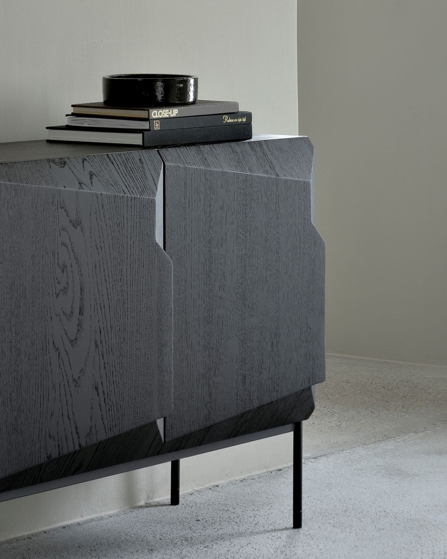 Schwarze Stairs Anrichte von Ethnicraft aus Eiche mit drei Türen und schlanken Metallbeinen.