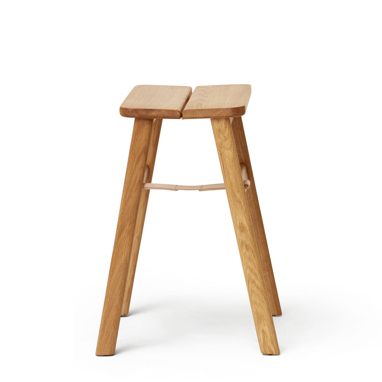 Angle Falthocker aus Eiche von Form & Refine: Moderner, minimalistischer Hocker aus hellem Holz.