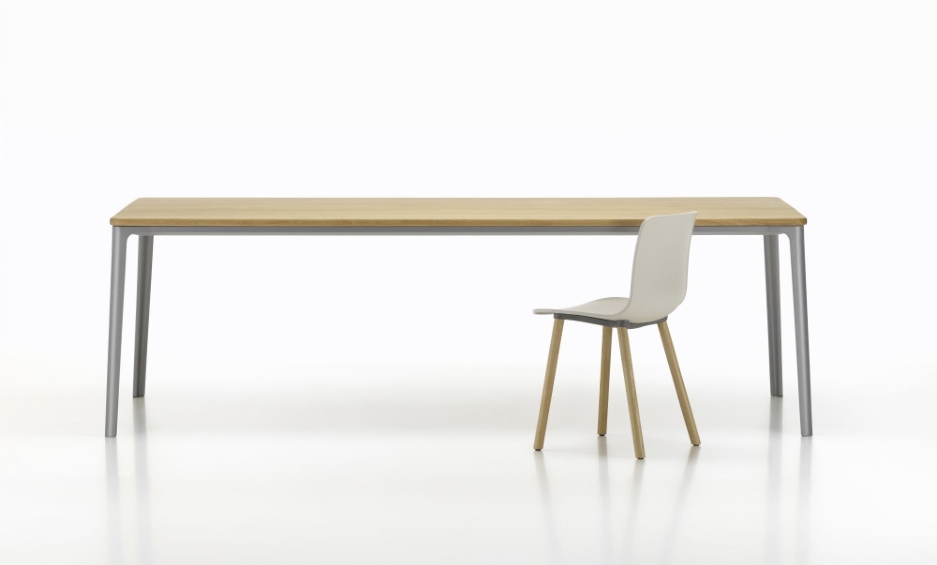 Vitra Esstisch Plate Dining Table mit Holzplatte und Metallbeinen, dazu ein Stuhl.