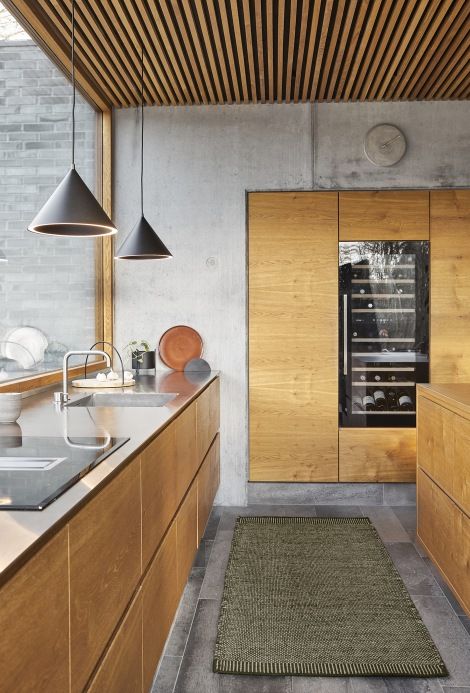 Rombo Rug Teppich in olivgrün, 75x200 cm, in moderner Küche. Skandinavisches Design Teppich.