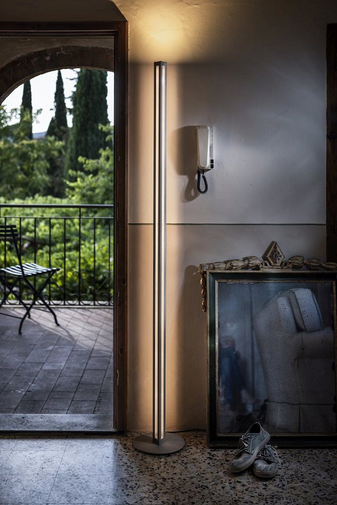 Chiaroscura Stehleuchte von Foscarini: Moderne, schlanke Bodenleuchte mit warmem Licht in stilvollem Interieur.