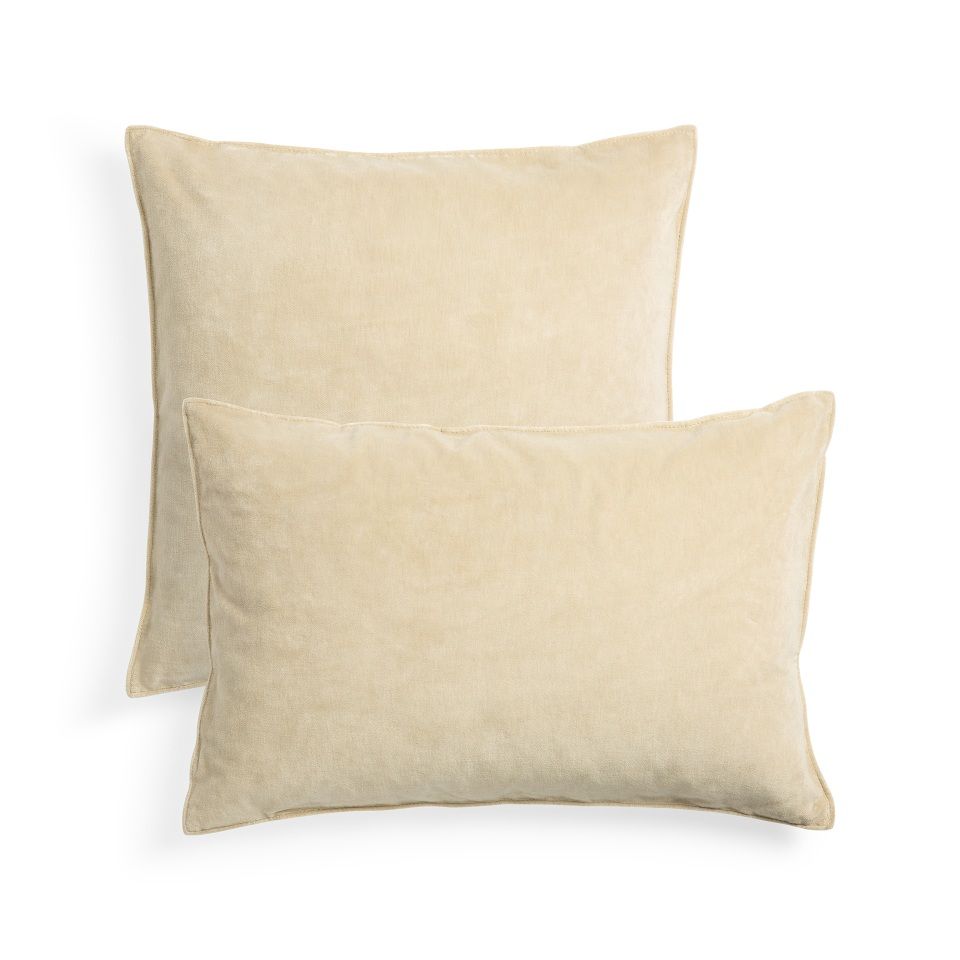 Ethnicraft Velvet Kissen in Beige, zwei Größen: 50x50 cm und rechteckig, für stilvolle Wohnraumgestaltung.