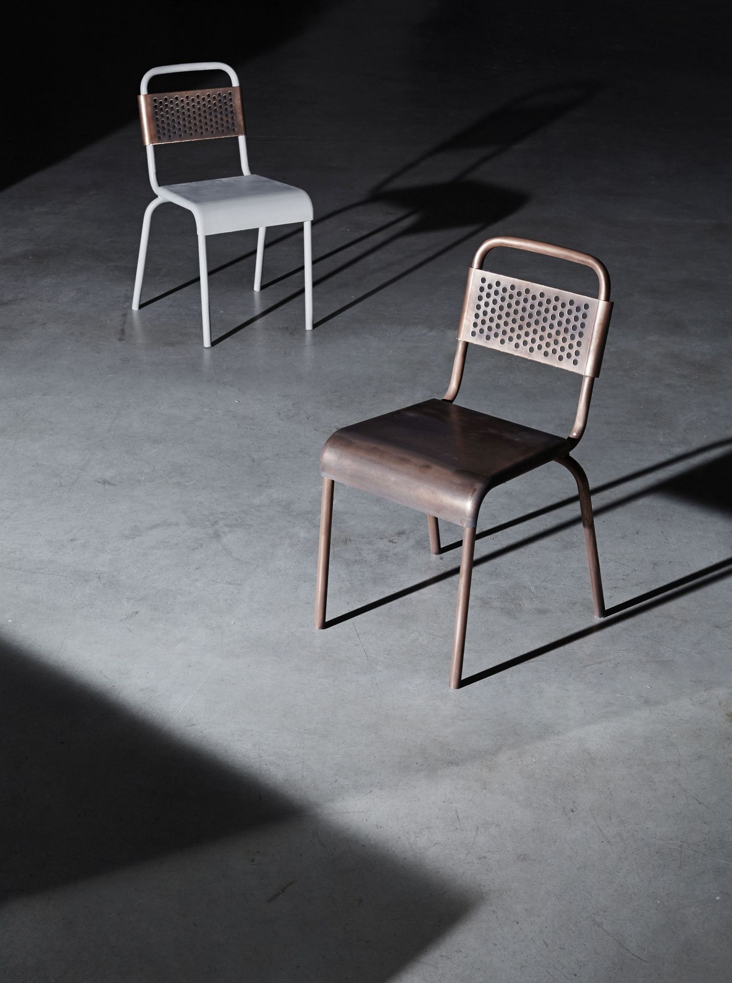 Zwei Nizza Stühle von Moroso Diesel, Metallrahmen mit perforierter Rückenlehne, modernes Möbeldesign.