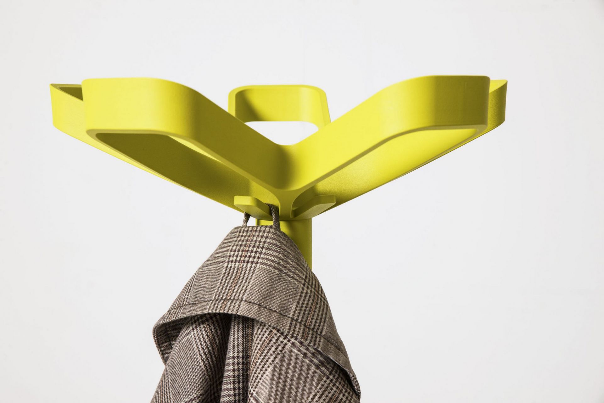 Gelbe Flower Plus Garderobe mit Schirmständer und kariertem Mantel, moderne Flurgarderobe für Büro und Zuhause.