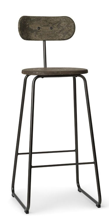Dunkler Earth Stool Barhocker mit Rückenlehne und schwarzem Metallgestell. Nachhaltiger Barstuhl für Küche oder Bar.