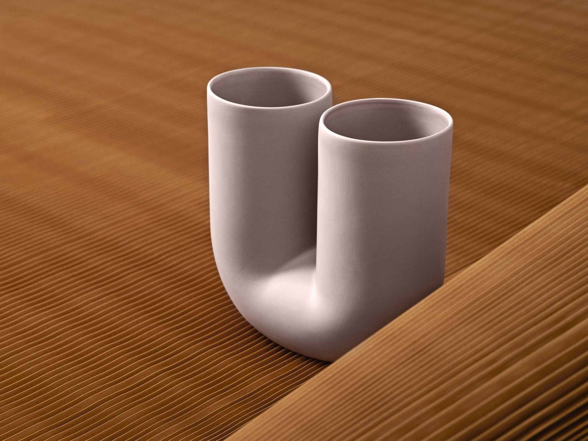 Kink Vase in Dusty Lilac von Muuto: Moderne, skulpturale Keramikvase mit zwei Öffnungen.