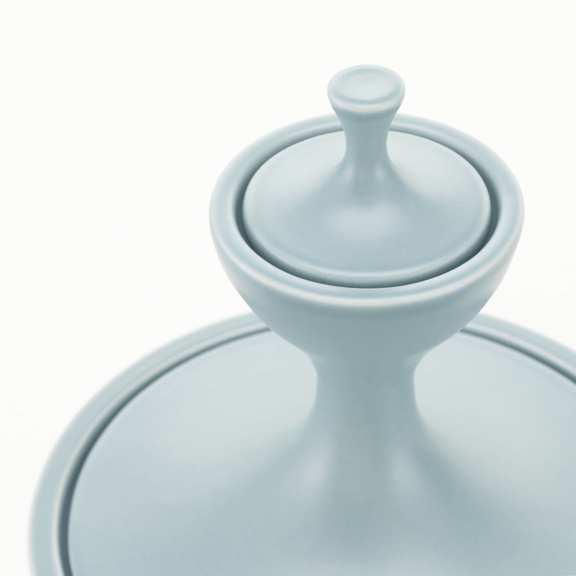 Nahaufnahme des Ceramic Containers NO.1, hellblaue Keramikdose mit Deckel, stilvolle Aufbewahrung für Küche und Bad.