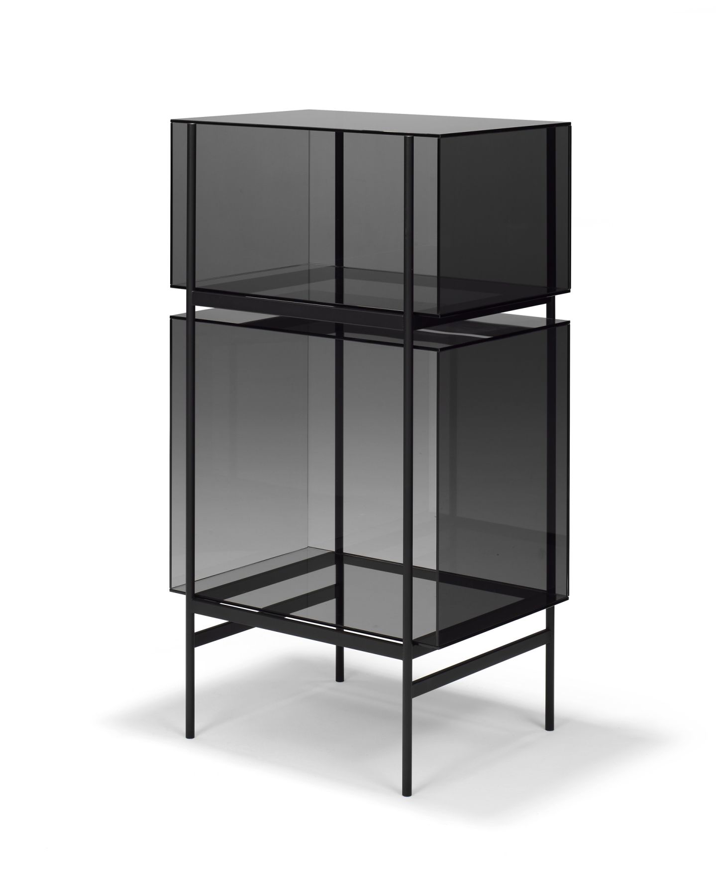 Lyn Regal grau von Pulpo: Kleines, modernes Regal mit grauen Glasböden und schwarzem Metallgestell.