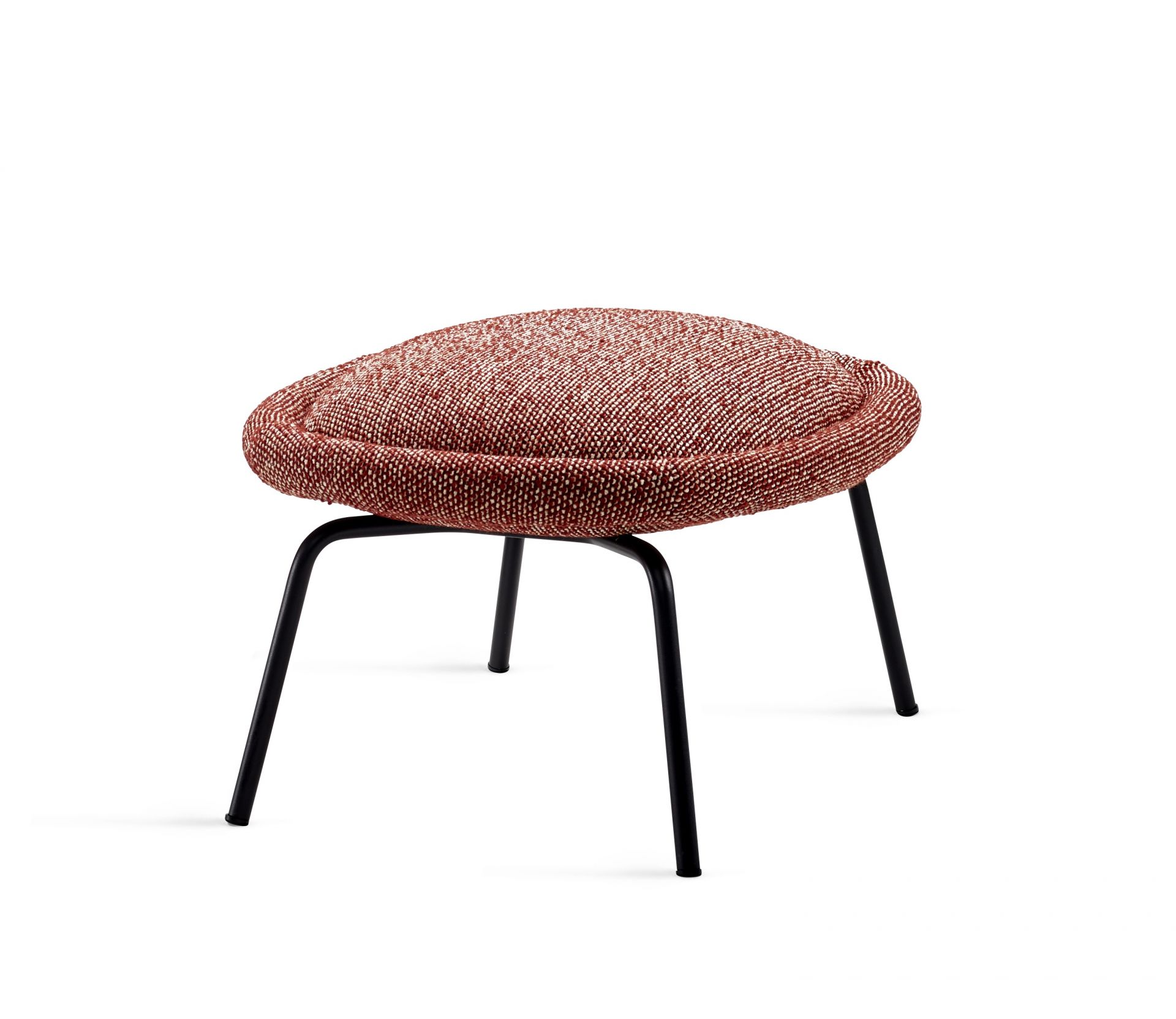 Ona Ottoman von Freifrau Manufaktur: Roter, runder Hocker mit schwarzem Metallgestell. Bequeme Sitzgelegenheit.