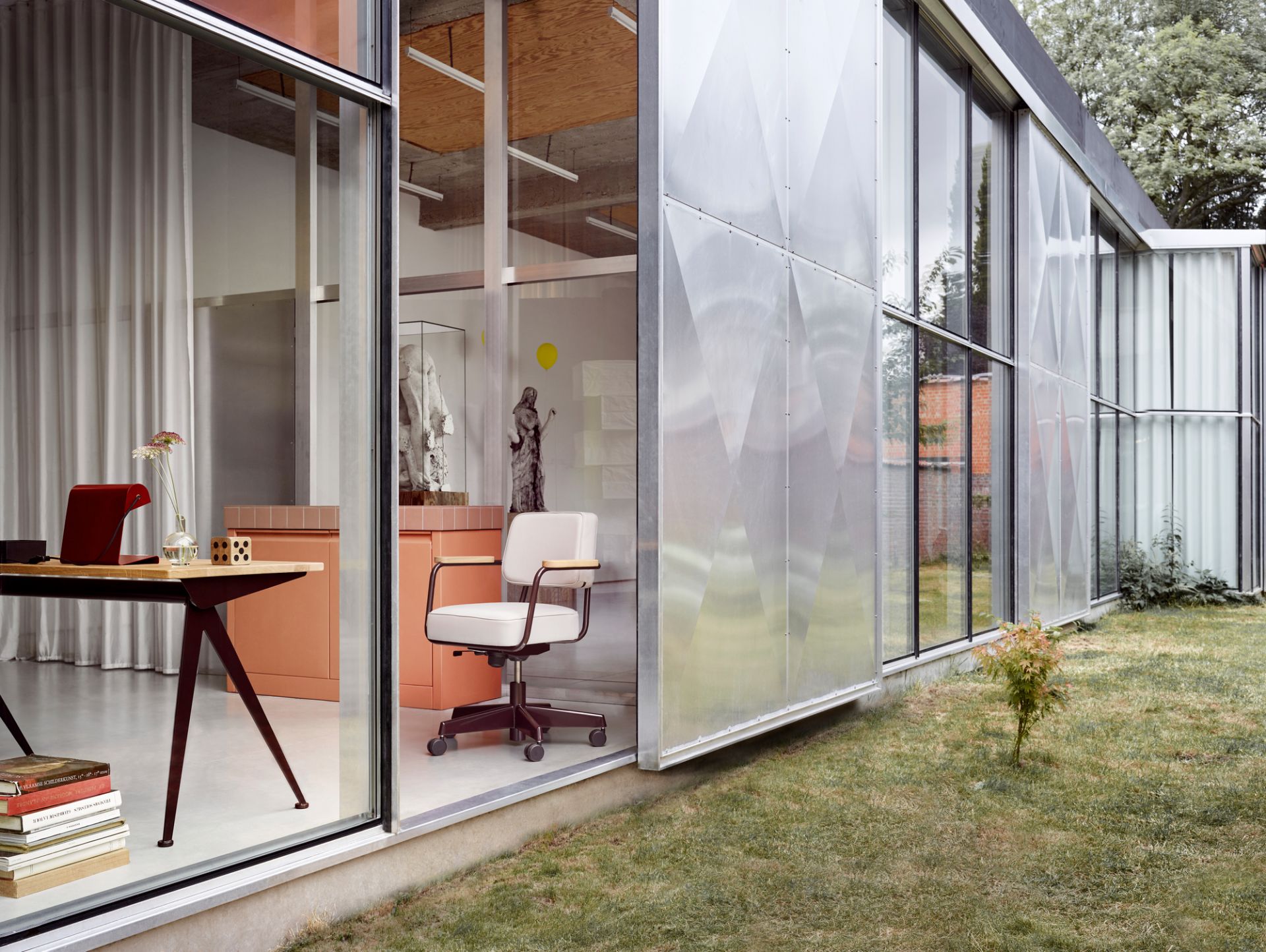 Büro mit Vitra Tischleuchte in Japanese Red, Schreibtisch und Bürostuhl in modernem Design.