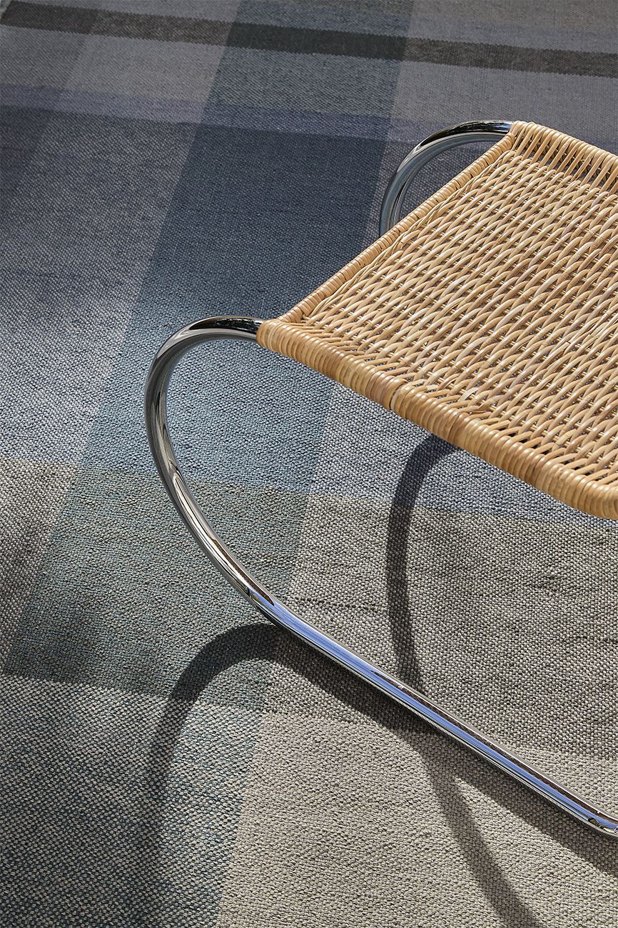 Detailaufnahme des Nanimarquina Nuance Teppichs in Lime mit Stuhl, modernes Design und hochwertige Textur.