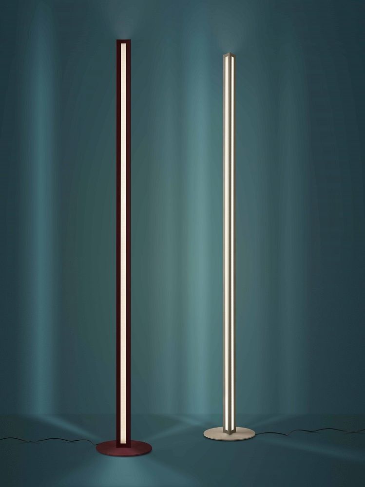 Zwei schlanke Chiaroscura Stehleuchten von Foscarini in Rot und Beige. Moderne Innenbeleuchtung.