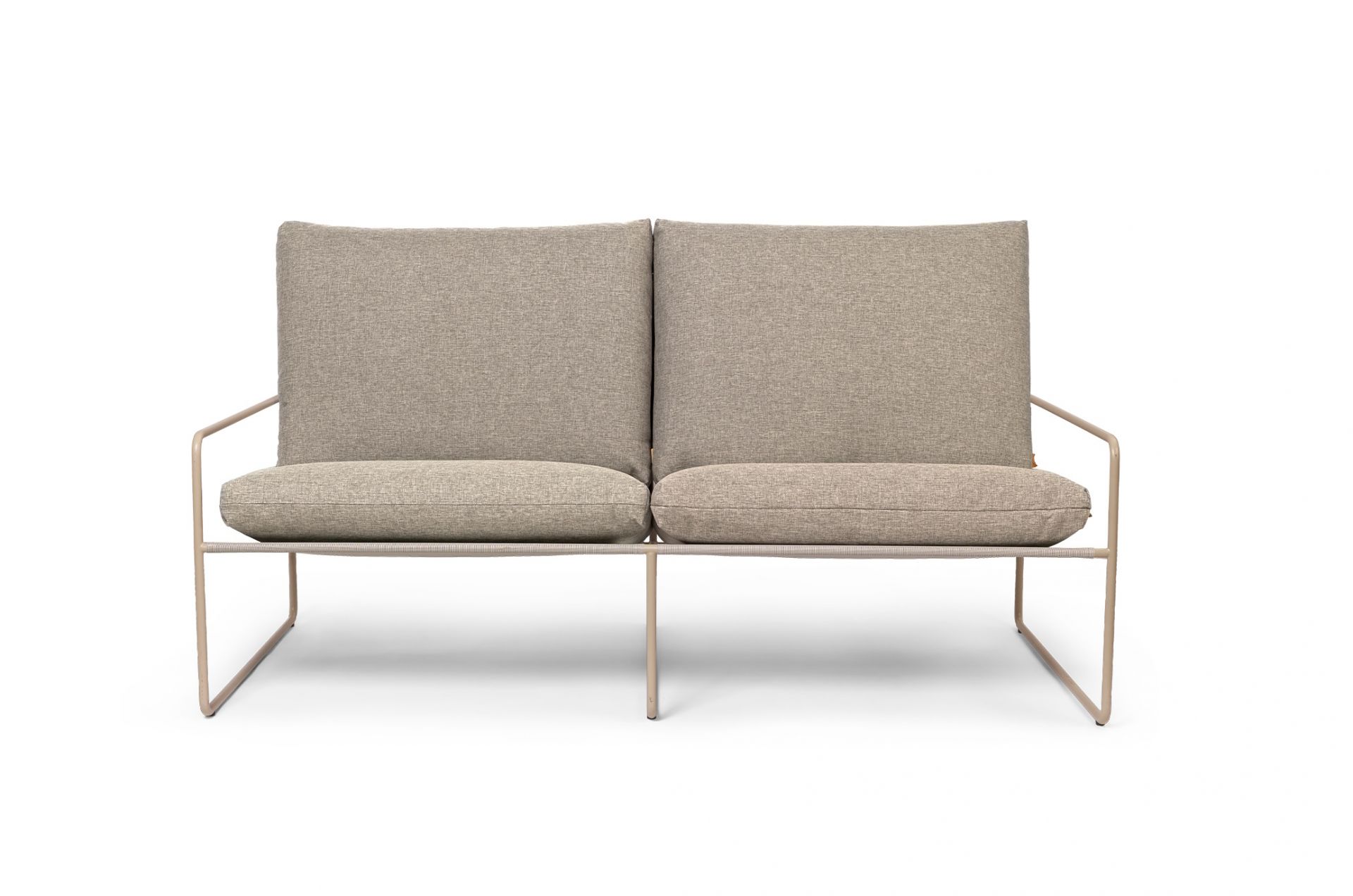 Desert Outdoor Sofa von Ferm Living mit Cashmere-farbenem Gestell und bequemen Polstern.