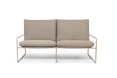 Desert Outdoor Sofa von Ferm Living mit Cashmere-farbenem Gestell und bequemen Polstern.