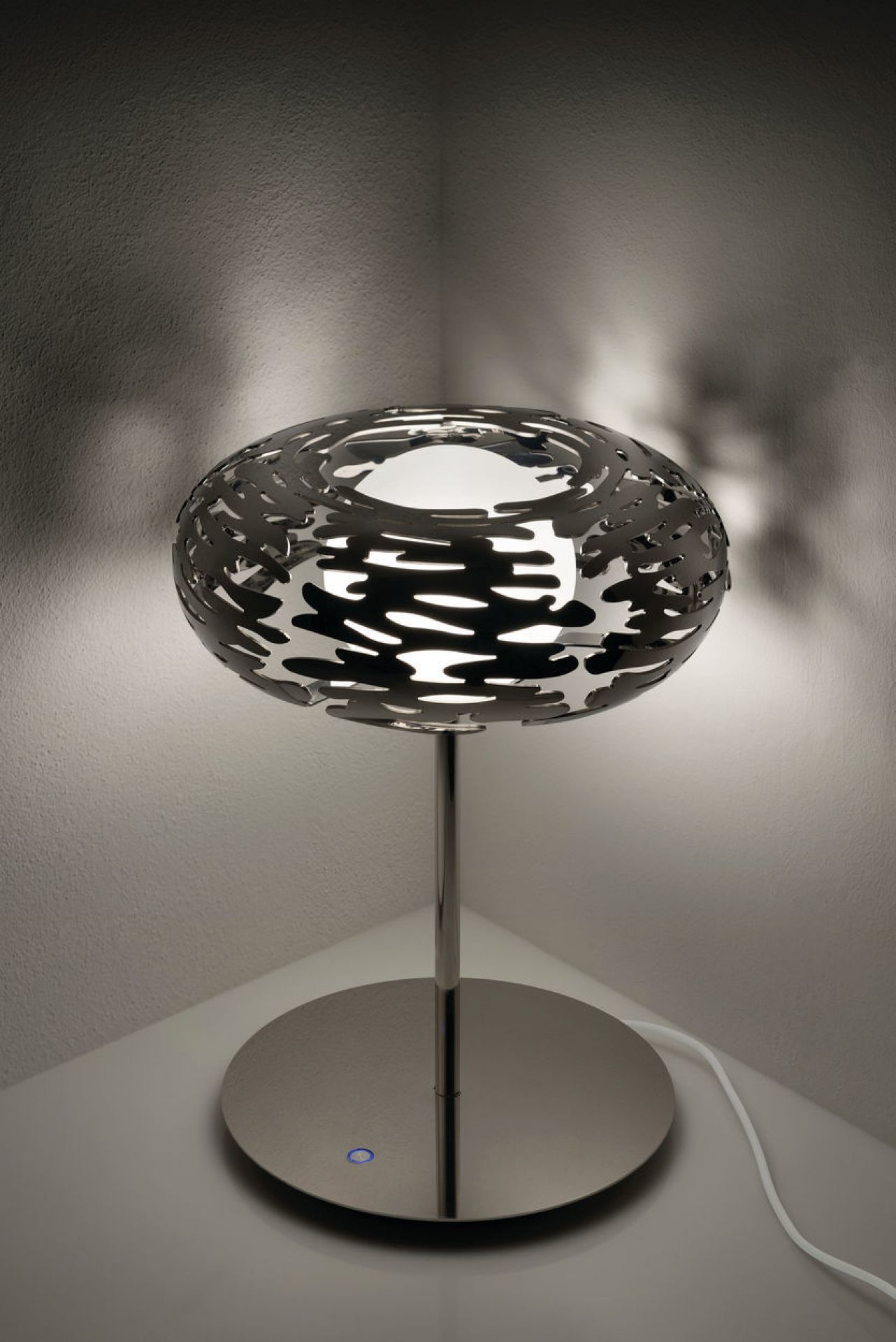 Alessi Barklamp Tischleuchte aus Edelstahl: Moderne Designerlampe mit filigranem, gelochtem Lampenschirm.