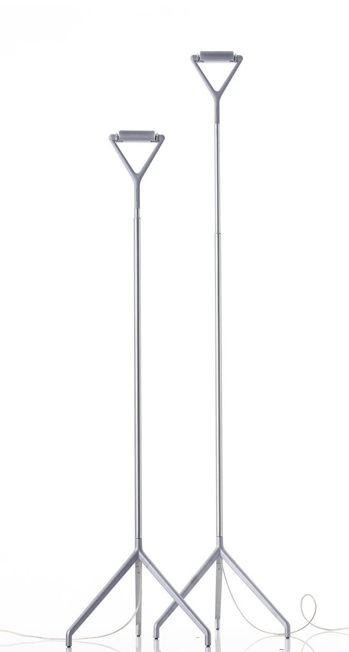 Zwei graue D15 Lola Stehleuchten von Luceplan, moderne Bodenleuchten mit minimalistischem Design.
