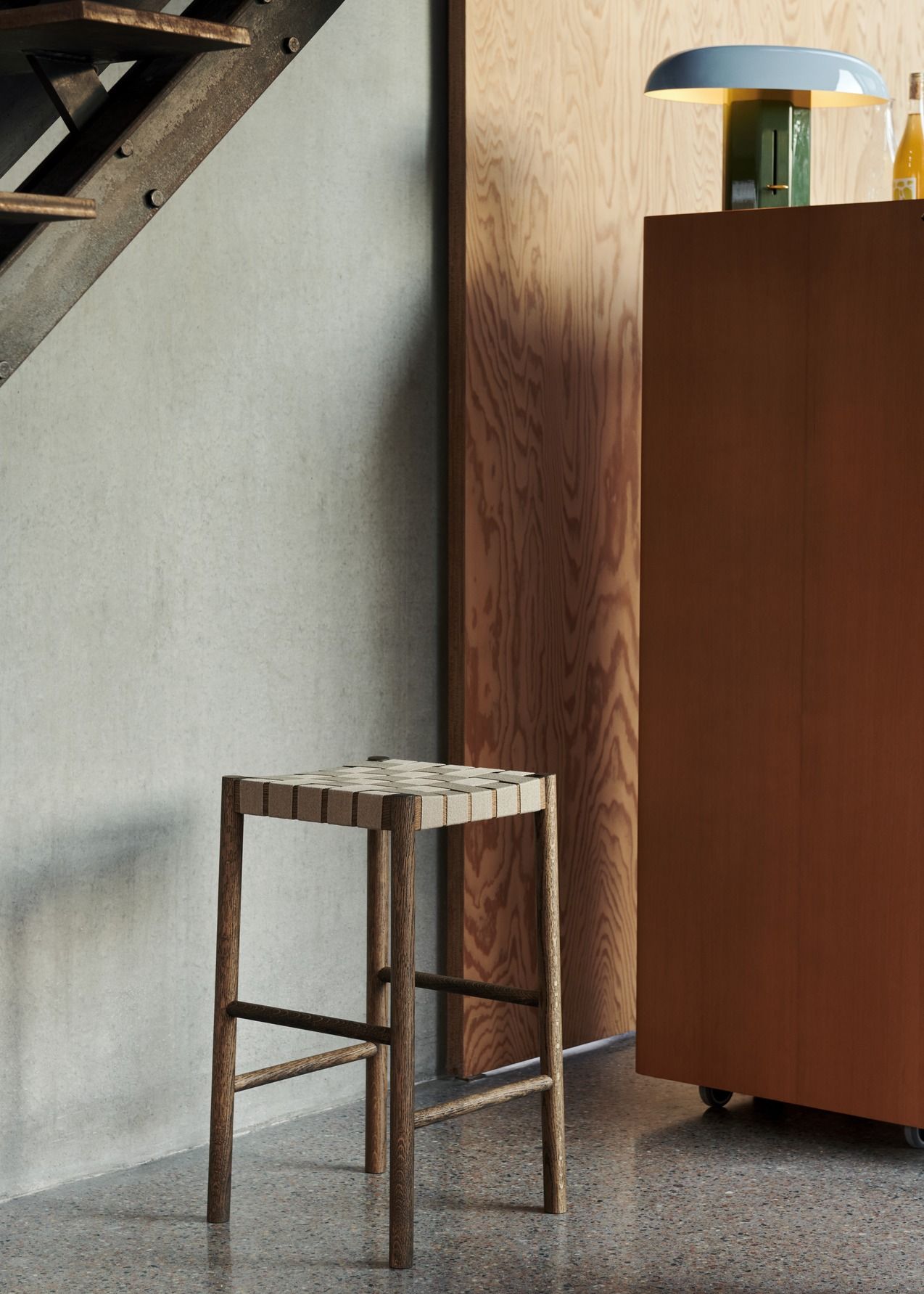 Nahaufnahme der Montera JH42 Tischleuchte von AndTradition mit blauem Schirm und grüner Basis.